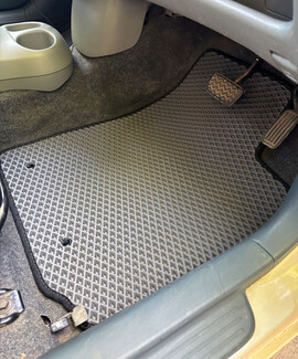 Коврики на Toyota Vitz I 1998 - 2005 в Липецке Коврики на Toyota Vitz I 1998 - 2005 в Липецке